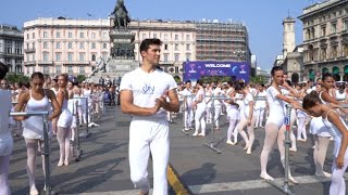 Roberto Bolle dà lezione di danza in piazza Duomo il video con 1600 ballerini in bianco da [upl. by Sumaes]