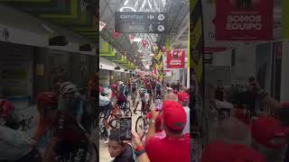 La surrealista salida de la sexta etapa de La Vuelta ¡Desde los pasillos de un supermercado [upl. by Ruff]