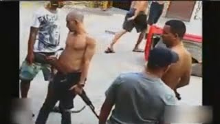 Policiais coloca câmera de segurança na rocinha e filma bandidos andando armados [upl. by Tizes]