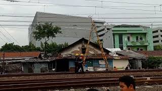 KERETA PATAH PANTOGRAF KRL patah pantograf di liukan sebelum memasuki stasiun JATINEGARA [upl. by Sibley333]