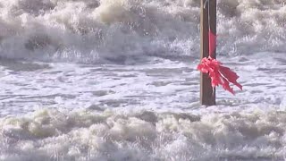 Galveston citizens makes final preparations to brace for Beryl [upl. by Reagan]