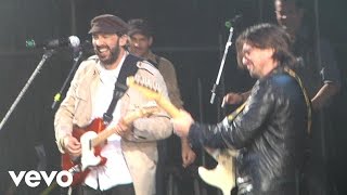 Juan Luis Guerra  La Calle Live ft Juanes [upl. by Ayotaj]