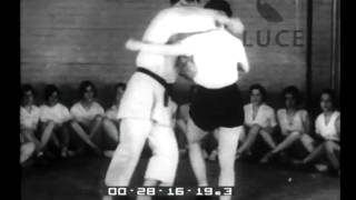 New York Le ragazze prendono lezioni di Jiu Jitsu per difendersi dai disturbatori [upl. by Adella]