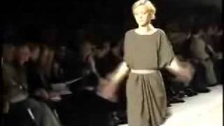 Jessica Stam falling on the Chloe runway in 2006 [upl. by Ahsaten]