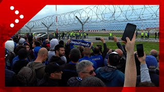 Bergamo squadra Atalanta saluta tifosi che attendevano allaeroporto [upl. by Nywra299]