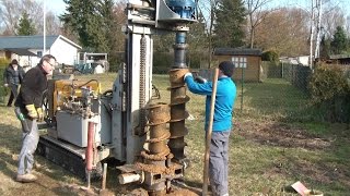 Brunnen bohren mit fahrbarer Bohrmaschine Teil 1 portable water well drilling machine in action [upl. by Noterb]