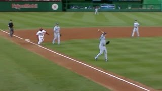 Maddux fakes throw to first gets Milledge in rundown [upl. by Diarmit]