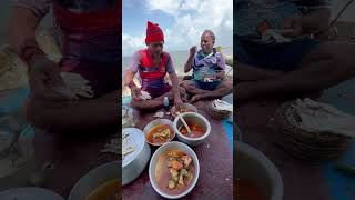 बोटीवर बनवला मिक्स म्हावर्याचा कालवण shorts viral shortsvideo Paplet Chimbori bombil kolbi [upl. by Eciryt700]