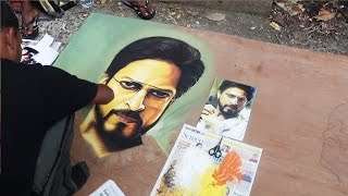 Shahrukh Khans RAEES Rangoli LIVE By A Fan Ouside Mannat  SRKs 51st Birthday Celebration [upl. by Cardwell]