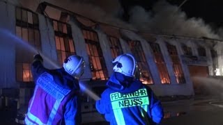 GROSSBRAND LAGERHALLE IM VOLLBRAND  GROSSALARM  EINSATZFAHRTEN  FEUERWEHR NEUSS [upl. by Ladd]