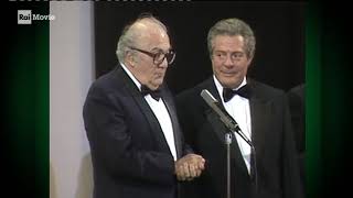 Marcello Mastroianni riceve il Leone dOro alla carriera da Federico Fellini  Venezia 1990 [upl. by Rafi]