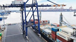 How We Lift Heavy Hatch Covers on the Iris Paoay from Maersk Line  Quay Crane Operation STS [upl. by Orson]