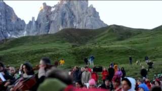 Signore delle Cime  Mario Brunello con 24 Violoncellisti  Alba delle Dolomiti 2010 [upl. by Atina533]