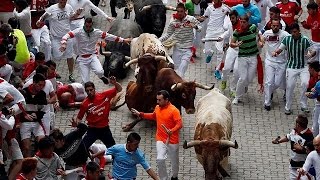 Pampelune célèbre pour son festival à haut risque le lâcher taureaux [upl. by Petrick228]