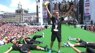 Así mostraron los jugadores alemanes la Copa del Mundo [upl. by Neumeyer399]