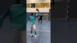 Las pelotas de balonmano son extremadamente pegajosas cc handballearth [upl. by Ymereg]