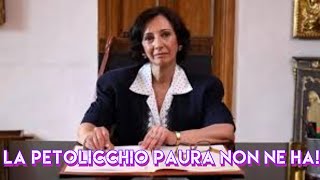 LA PETOLICCHIO PAURA NON NE HA Parodia il pompiere paura non ne ha [upl. by Akeem]