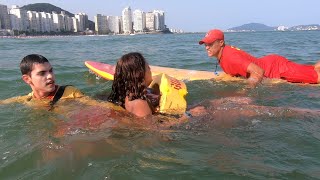 Salvamento na Praia de Pitangueiras Guarujá ❗❗ [upl. by Tebor361]