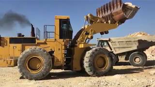 Old Caterpillar 992 Wheel Loader Loading Caterpillar Dumpers [upl. by Nilra203]