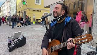 Artista di strada omaggia Toto Cutugno cantandolo in tutto il mondo  L’italiano [upl. by Atilal]