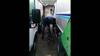 VIDEO Operaio costretto a far partire un camion utilizzando i cavi [upl. by Kcirrej580]