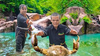 Dwarf Family Takes Daughter to School and Catches Giant Mountain Crab [upl. by Nesnar]