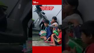 Respect satpol PP ini sengaja berpurapura tak melihat karena merasa kasihan pada anak penjual tisu [upl. by Salba]