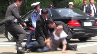 独占スクープ安倍晋三総理車列に男突入即警視庁SPに取り押さえられる終戦の日 2013815 [upl. by Margalit]