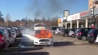 Reggio Emilia auto a fuoco in un parcheggio i pompieri evitano il disastro [upl. by Christophe]