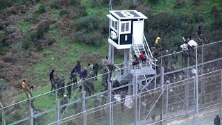 Près de 400 migrants forcent la frontière MarocEspagne à Ceuta [upl. by Bullen]