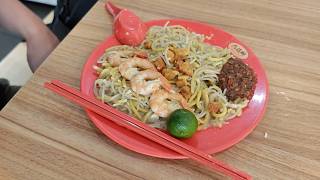 Best Fried Hokkien Mee Noodles  Singapore Hawker Food  Yong Heng Fried Squid Prawn Mee [upl. by Orofselet935]