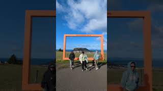 タスマニアのエアーズロックを背景に😂 shorts オーストラリア ワーキングホリデー オーストラリアワーホリ タスマニア tasmania iwannabeyourslave [upl. by Fenny]