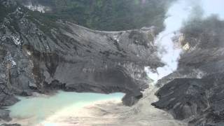 Java Indonesien aktiver Vulkan Krater des Gunung Tangkuban Perahu active volcano volcan actif [upl. by Northway402]