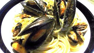 Video Ricetta Spaghetti con le Cozze in Bianco  Campania [upl. by Yeltihw]