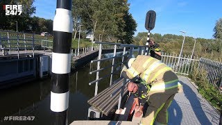 BRANDWEER  UITRUK  PRIO 1  PERSOON bekneld tussen sluisdeur  DUTCH FIREFIGHTERS [upl. by Cacie571]