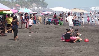 Salvadoreños aprovechan asuetos para visitar las playas [upl. by Edythe]