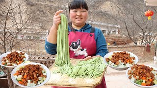 【陕北霞姐】霞姐地里栽大葱，午餐吃绿色菠菜面，浇上肉臊子，大口嗦面太美了！ [upl. by Atirahc]