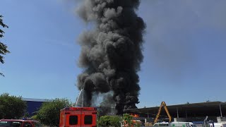 Großbrand in Essener Industriegebiet Massive Rauchentwicklung Seltene Einsatzfahzeuge [upl. by Silvie4]