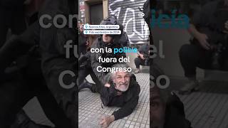 Pensionados enfurecidos chocan con la policía por veto a reforma jubilatoria de Milei en Argentina [upl. by Shiverick]