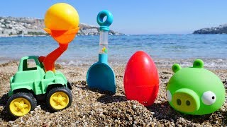 Spielen am Strand Bad Piggie und Spielzeugautos vergraben die Eier [upl. by Ahsir]