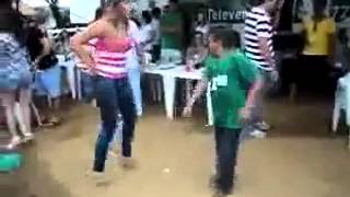 Enano Feo Bailando Con Una Mujer Bien Buena [upl. by Aihsar324]