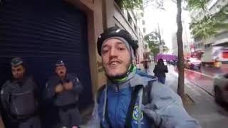 Policiais estacionam viatura em ciclovia ainda dão dura em ciclista mas veja o que aconteceu [upl. by Nauqram]