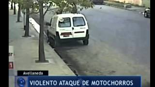 Motochorros asaltaron a una joven en Avellaneda Telefe Noticias [upl. by Winnifred385]