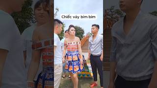 Cô gái mặc váy làm bằng bim bìm siêu cay [upl. by Anoel48]