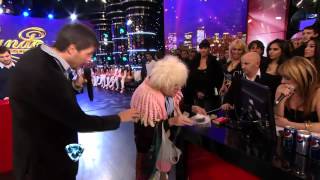 Showmatch 2012  La Abuela le hizo preguntas fuertes a Tinelli [upl. by Lilli]