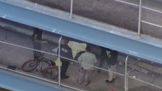 Hallan a un hombre muerto en un puente peatonal de Miami Gardens tenía una herida de bala [upl. by Derick]