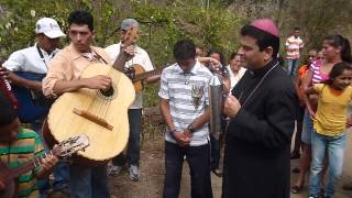 Mons Rolando Álvarez tocando guirros [upl. by Rothschild]