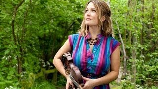 Bluegrass fiddle masterclass Sara Watkins on how to play When It Pleases You [upl. by Duck]