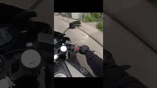 Kind sieht Motorrad und bleibt stehen – Die Freude am Fahren [upl. by Llerrac]