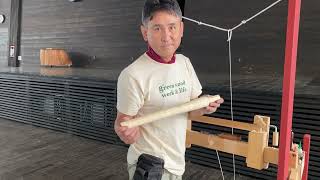 【green wood work（グリーンウッドワーク）】足踏みロクロで椅子の脚を挽く【その１／粗削り】ーPolelathe made of 2×4ー [upl. by Attalie416]